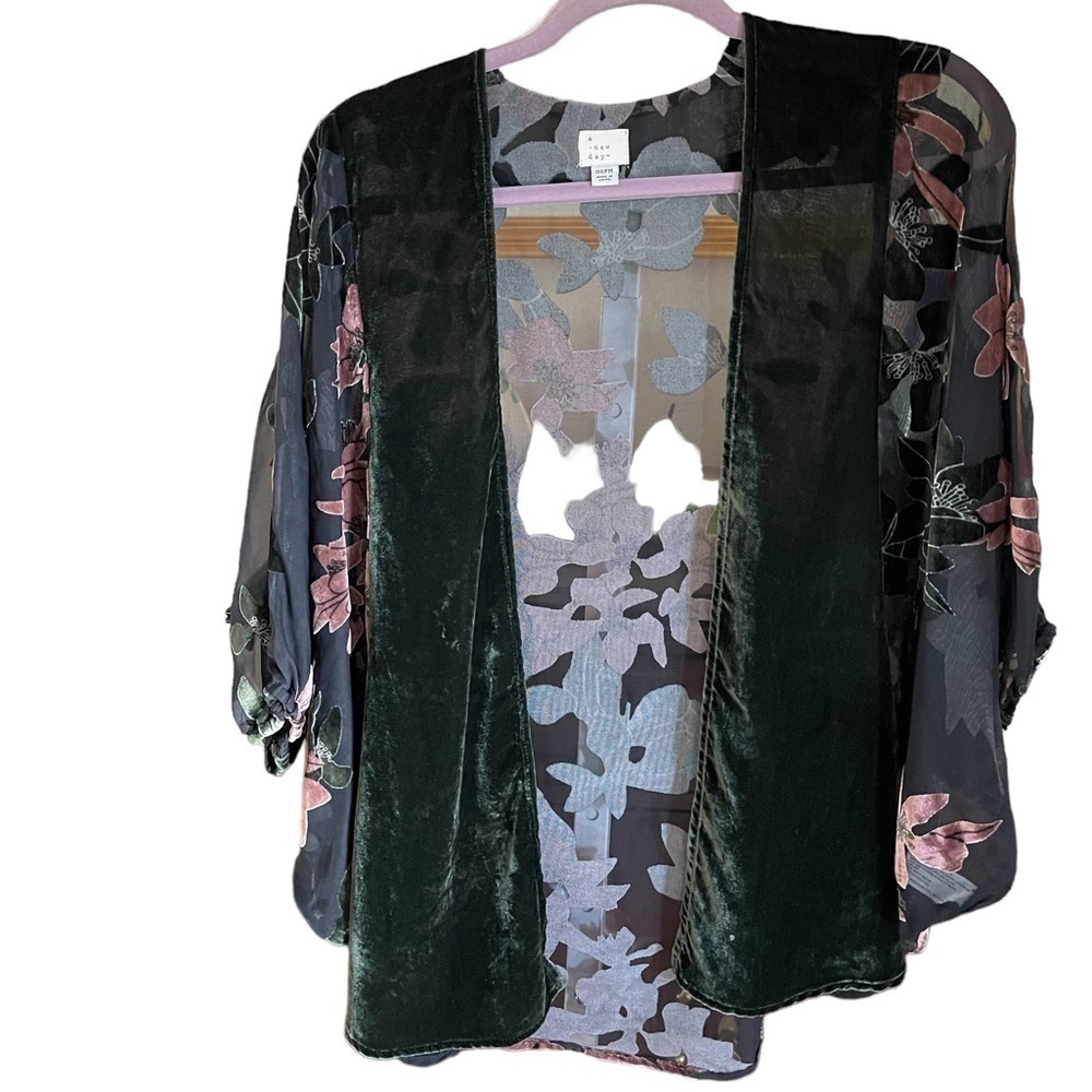 A NEW DAY FLORAL KIMONO WITH EMBOSSED VELOUR FRONT AND FLOWERS.